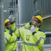 Facility Management multisede: cómo sostener estándares Personal operativo de Simplia supervisando instalaciones industriales como parte de un servicio de Facility Management multisede.
