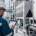 Técnico de mantenimiento con uniforme de Simplia inspecciona instalaciones y equipos industriales con una tablet en una planta técnica.