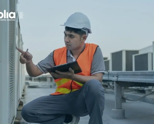Técnico realizando tareas de mantenimiento preventivo en instalaciones