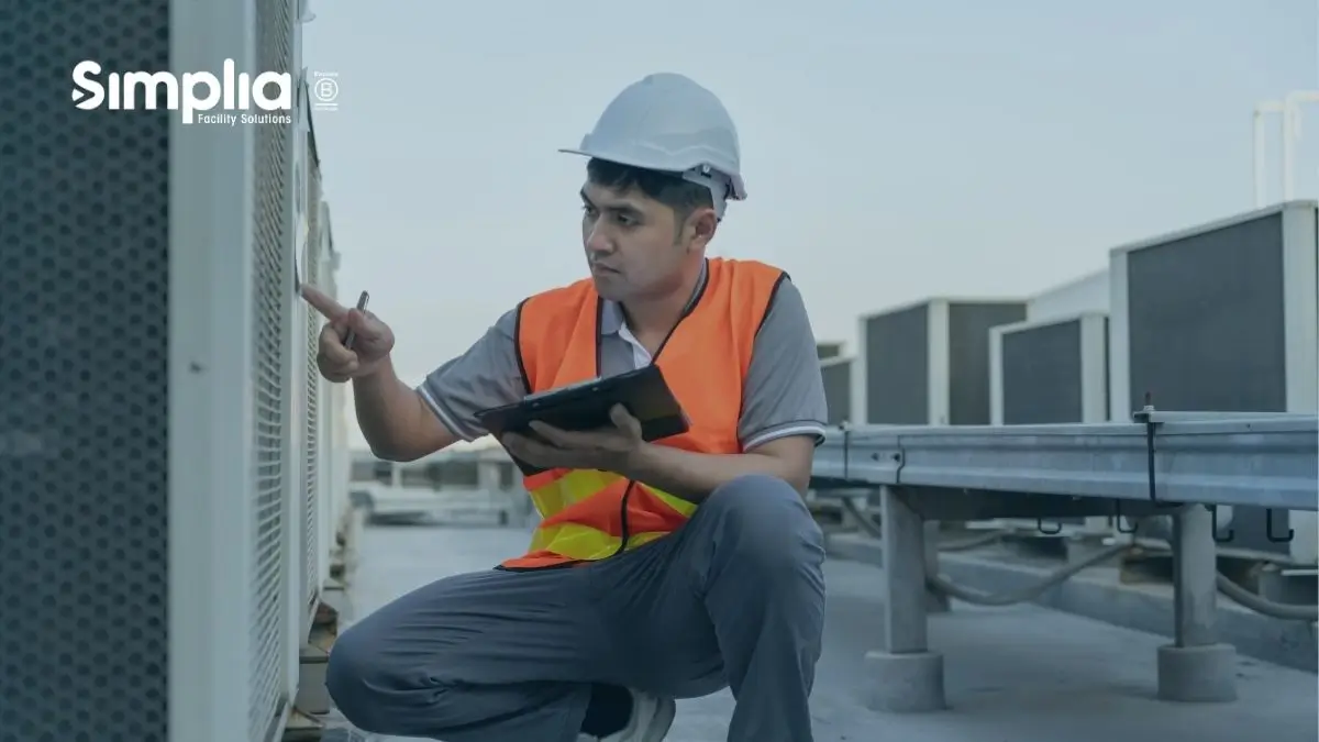 Técnico realizando tareas de mantenimiento preventivo en instalaciones