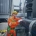Operario con equipo de seguridad durante una intervención de limpieza industrial en una planta.