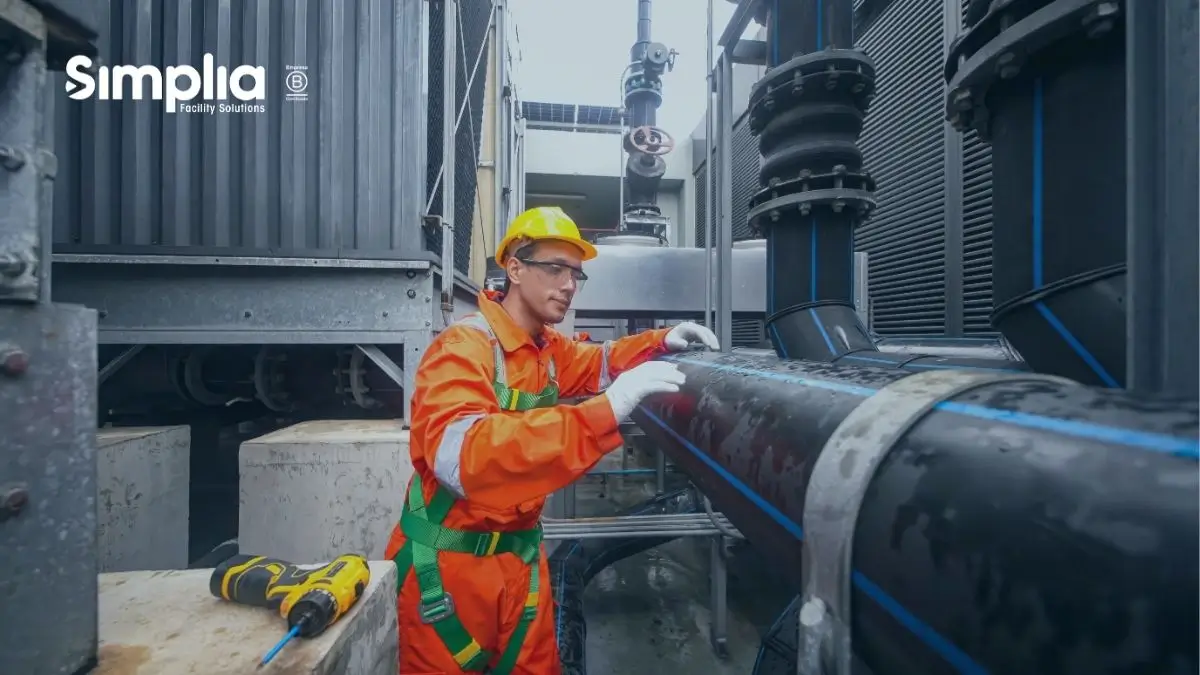 Operario con equipo de seguridad durante una intervención de limpieza industrial en una planta.