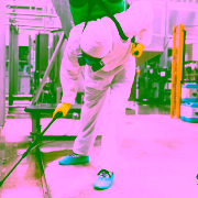 Protocolo de limpieza industrial | Simplia Operario con equipo de seguridad durante una intervención de limpieza industrial en una planta.